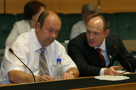 А.Б. Привалов, старший вице-президент Фонда С.В.Т.С., и В.Б. Савельев, вице-президент Фонда С.В.Т.С. (справа)