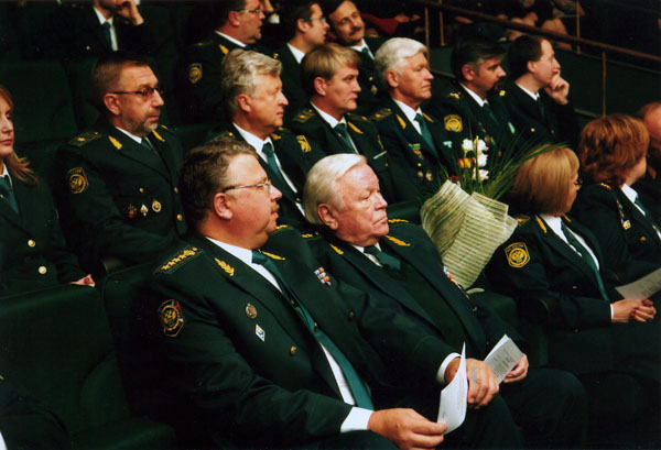 В первом ряду (слева направо): А.Ю.Бельянинов, руководитель ФТС России, и В.К.Бояров, председатель Всероссийского Союза ветеранов таможенной службы
