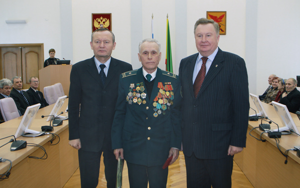 Слева направо: губернатор Забайкальского края, ветеран таможенной службы Алехин Матвей Матвеевич, представитель администрации Забайкальского края  
