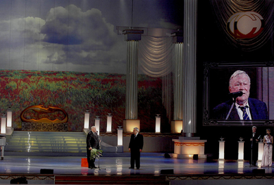 На сцене Государственного Кремлевского Дворца В.К.Бояров иЕ.М.Примаков, президент ТПП РФ, член общественного совета премии "Семья России" 