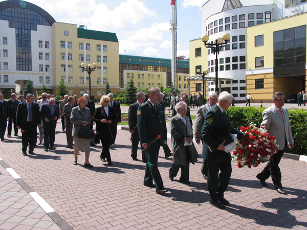 Церемония возложения цветов к памятному Обелиску на аллее ветеранов таможенной службы