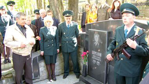 Сотрудники и ветераны Дальневосточного таможенного управления на могиле В.А. Кирсанова (начальник ДВТУ в 1998-2000 гг.) 