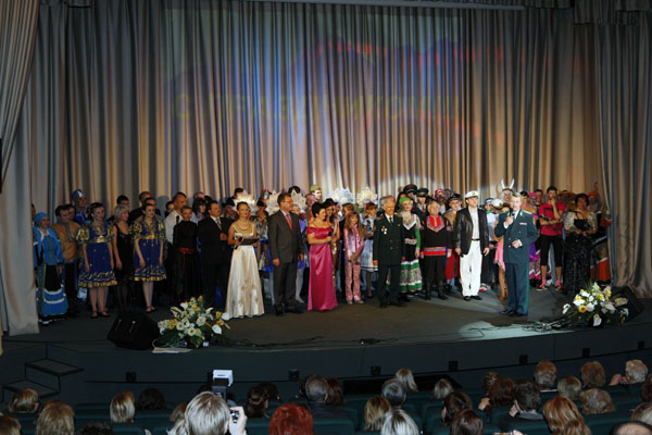 Участники и организаторы концерта, посвященного Дню таможенника Российской Федерации 