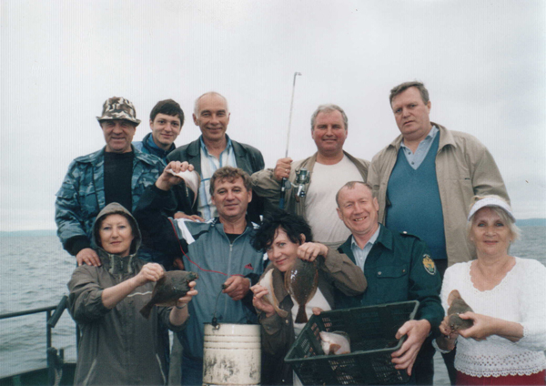 Участники соревнования по спортивное рыбалке