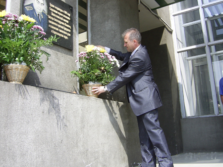 Торжественное возложение цветовк мемориальной доске В.А.Полякова,первого начальника таможни 