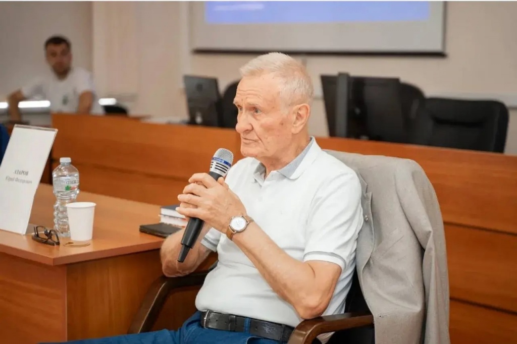 2_Азаров_форум.jpg